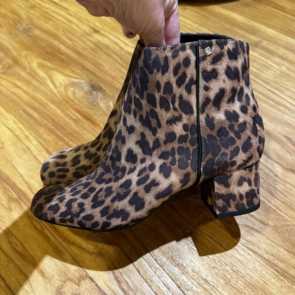 Sam & Libby Women’s Eliza Leopard Animal Print Block Heel Booties Mob Wives - Picture 2 of 10